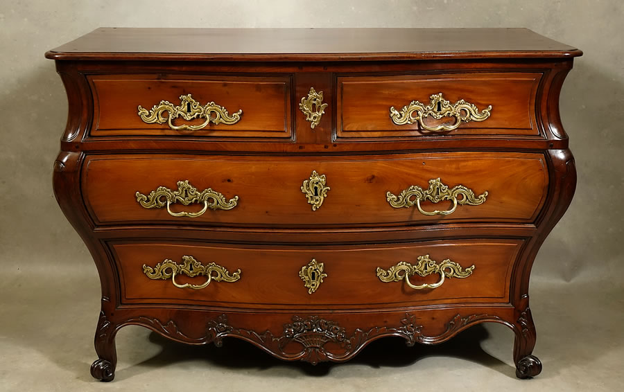 Commode de port bordelaise en S en acajou ramageux richement sculpt&eacute; Bordeaux XVIIIe si&egrave;cle